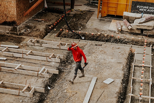 un ouvrier sur un chantier