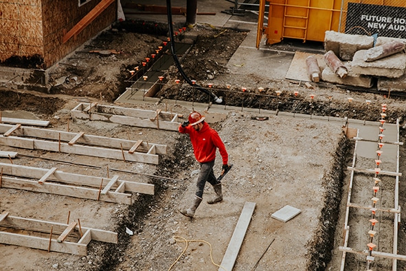 Un ouvrier sur un chantier Seveso